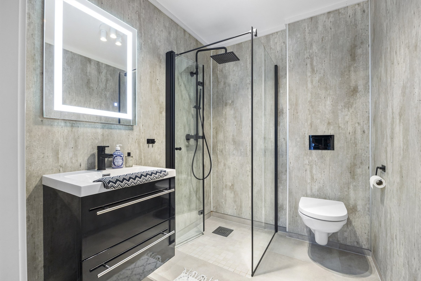 Bad nr. 2 utstyrt med dusjhørne, toalett, servantinnredning og speil med belysning Galleribilde