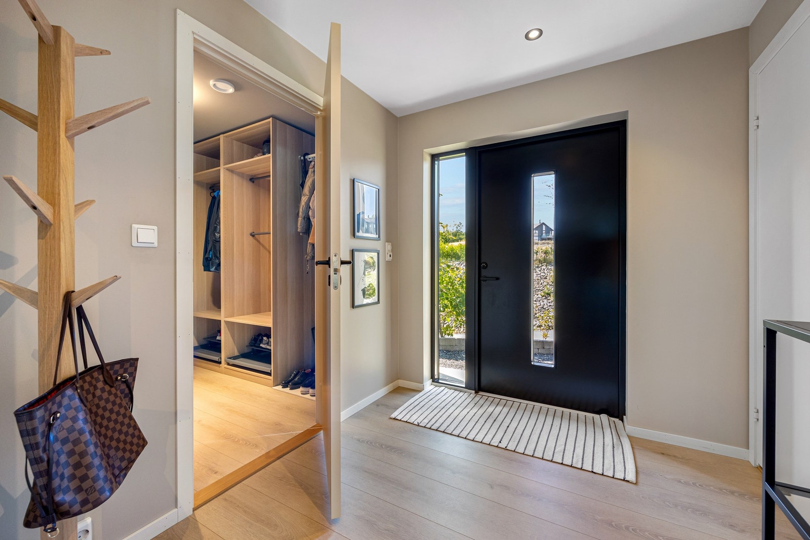 Eget garderoberom - praktisk lagring rett innenfor døren. Galleribilde