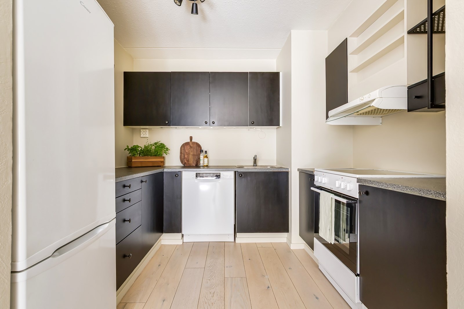 Kjøkkenet har godt med både skap- og benkeplass. Galleribilde