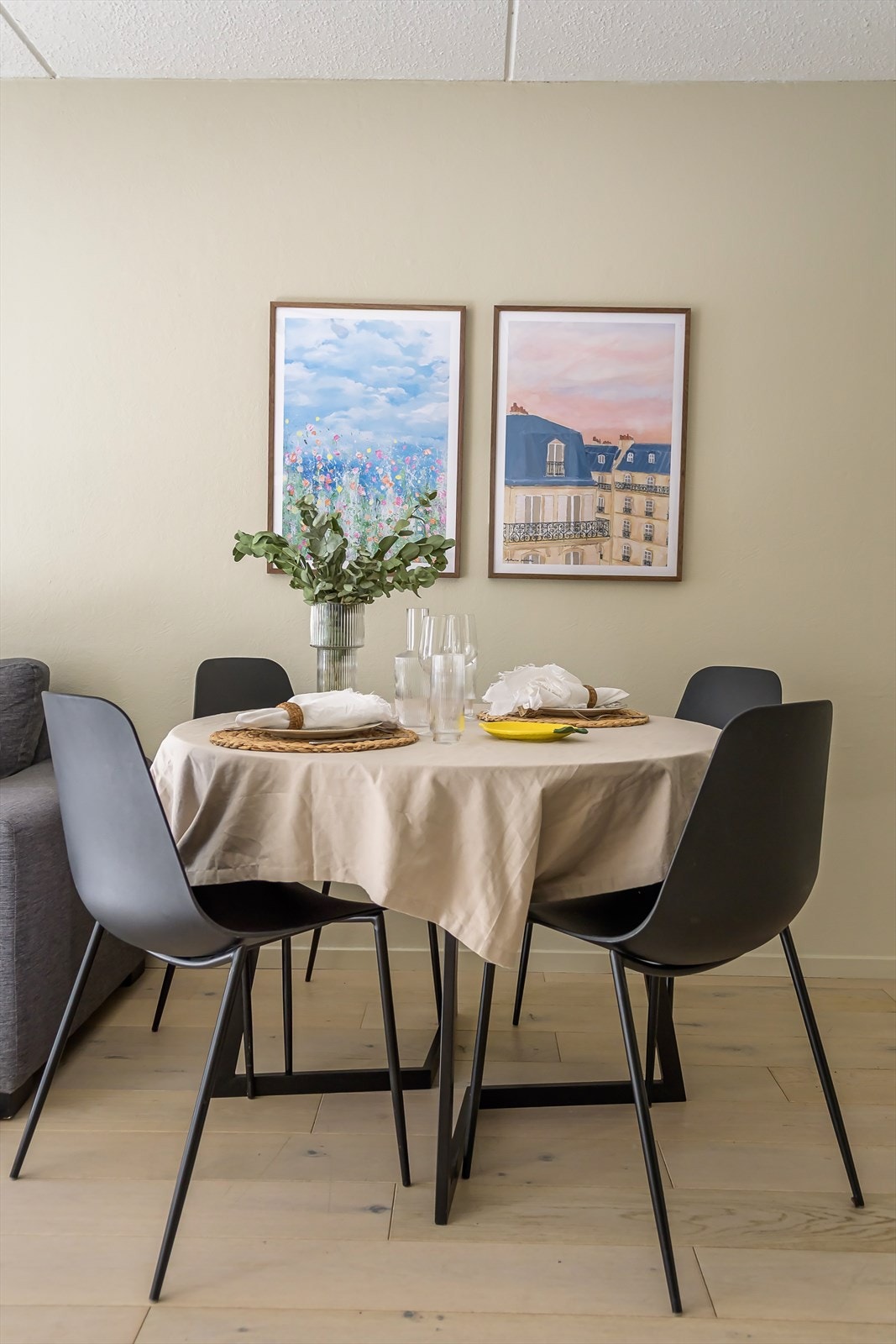 Ifm. stue/kjøkken er det også plass til et spisebord for sosiale lag. Galleribilde