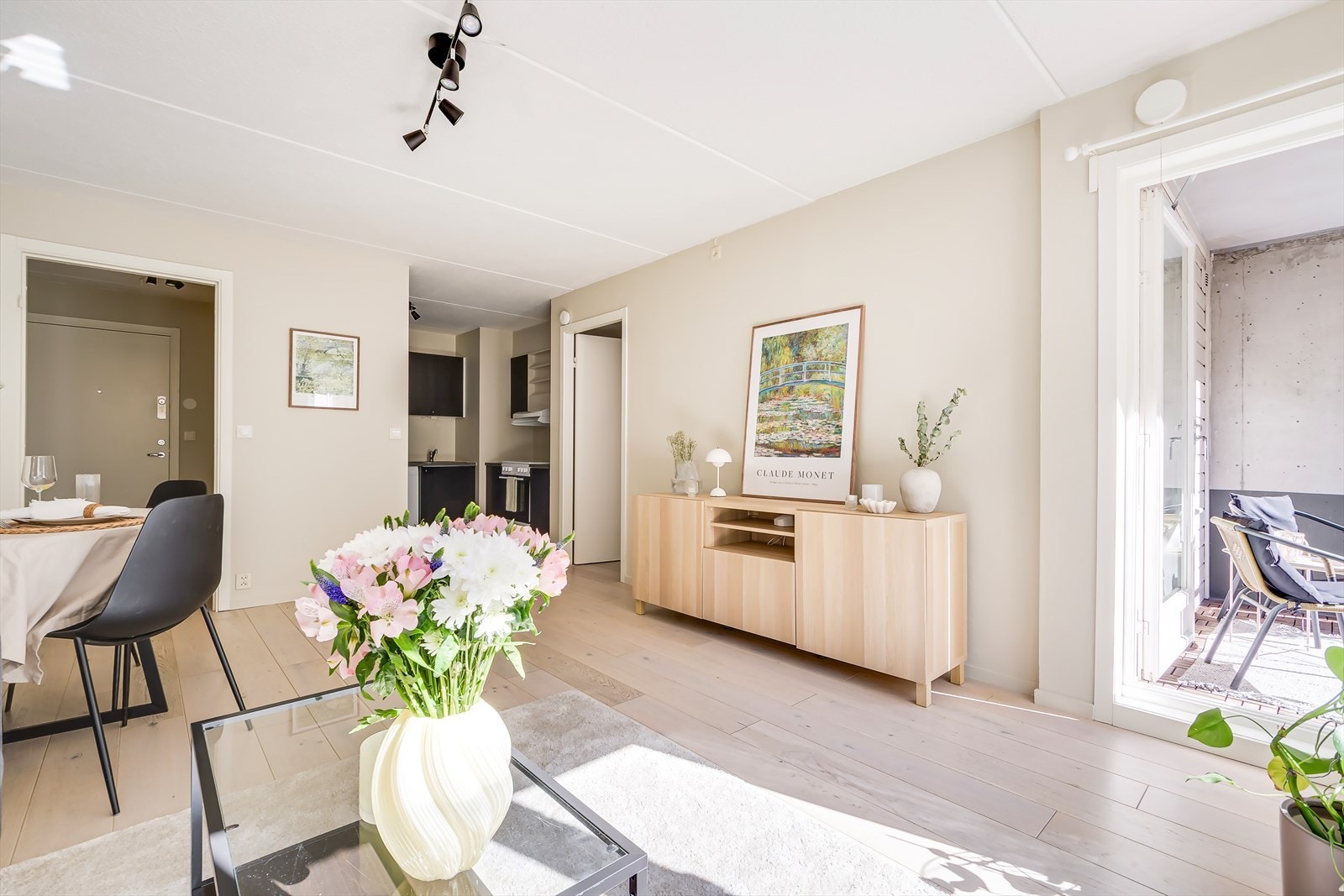 Leiligheten har en lys og innbydende standard med overflater malt i beige og parkett i gulv. Galleribilde