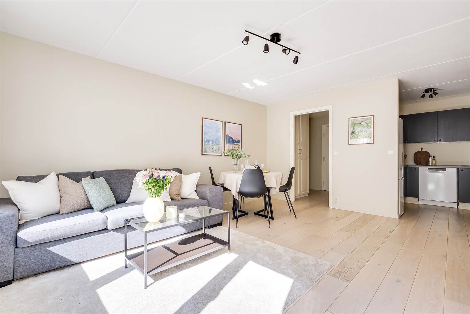 Den åpne løsningen gir et stort, sosialt allrom hvor hver av de ulike sonene finner sin naturlige plass. Galleribilde