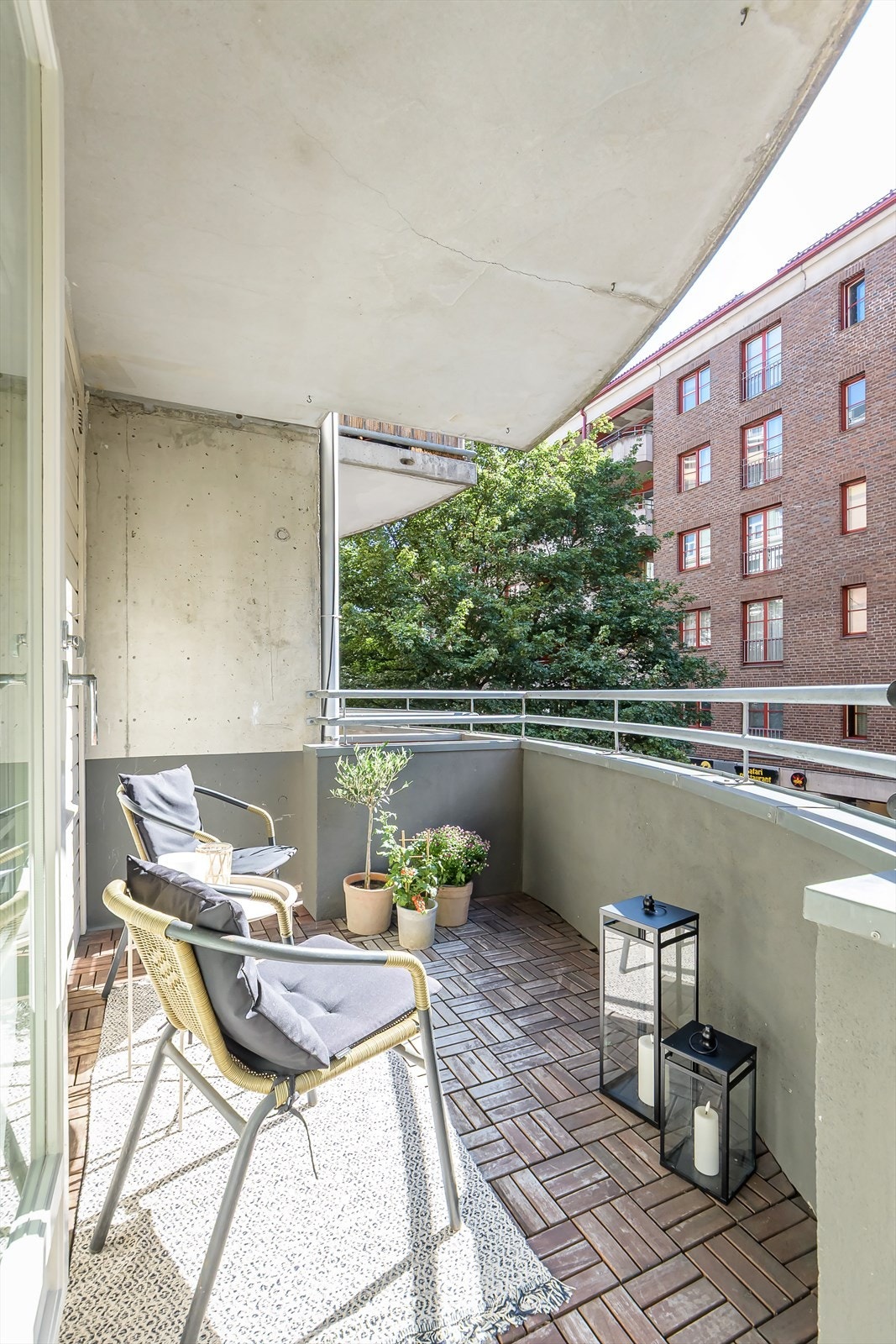 Fra stuen har man utgang til en sydøstvendt balkong som fungerer som en herlig forlengelse av det sosiale allrommet. Galleribilde