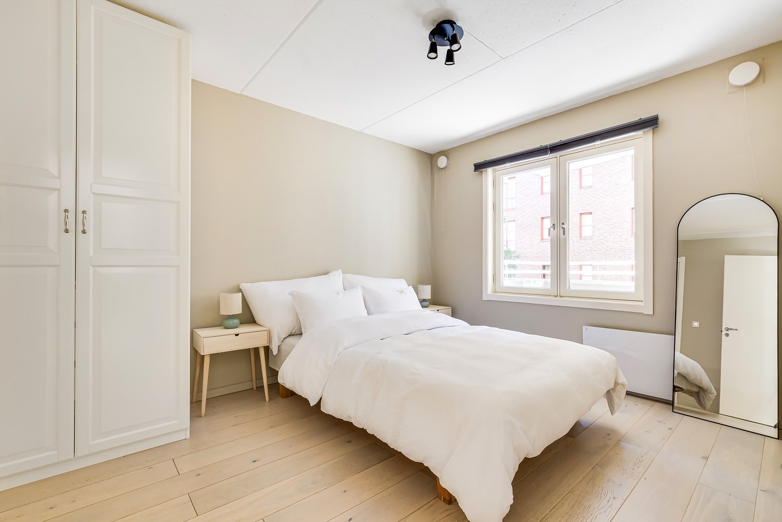 Fra stuen tar man seg videre inn til leilighetens delikate soverom. Galleribilde