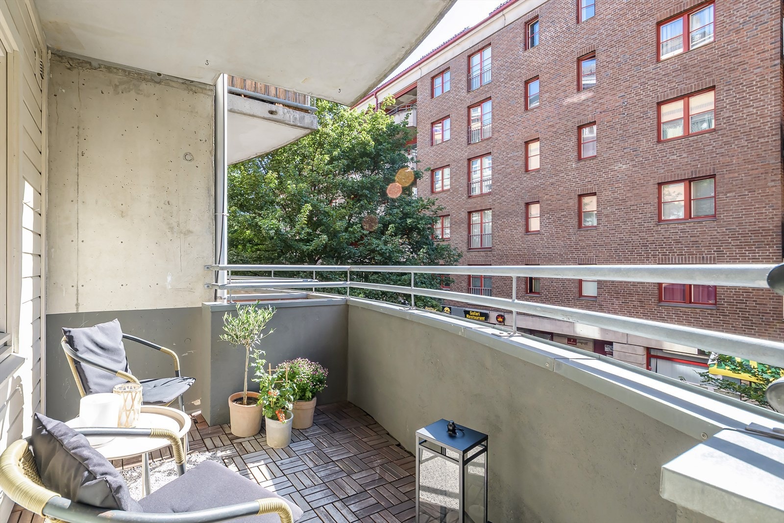 Balkongen er på ca. 4,8 m2, og er overbygd slik at den kan benyttes ved flere årstider. Galleribilde