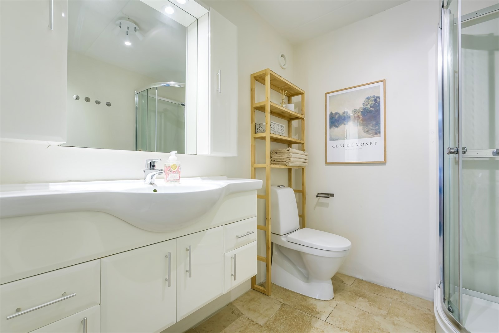 Badet har lyse og tidsnøytrale overflater med fliser i gulv. Oppgradert med nytt klosett i 2020. Galleribilde