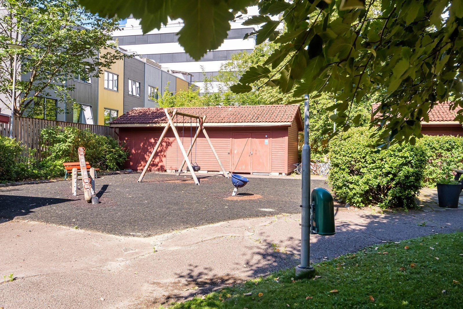 I bakgården er det også sykkelparkering, samt lekeapperater til stor glede for de minste. Galleribilde