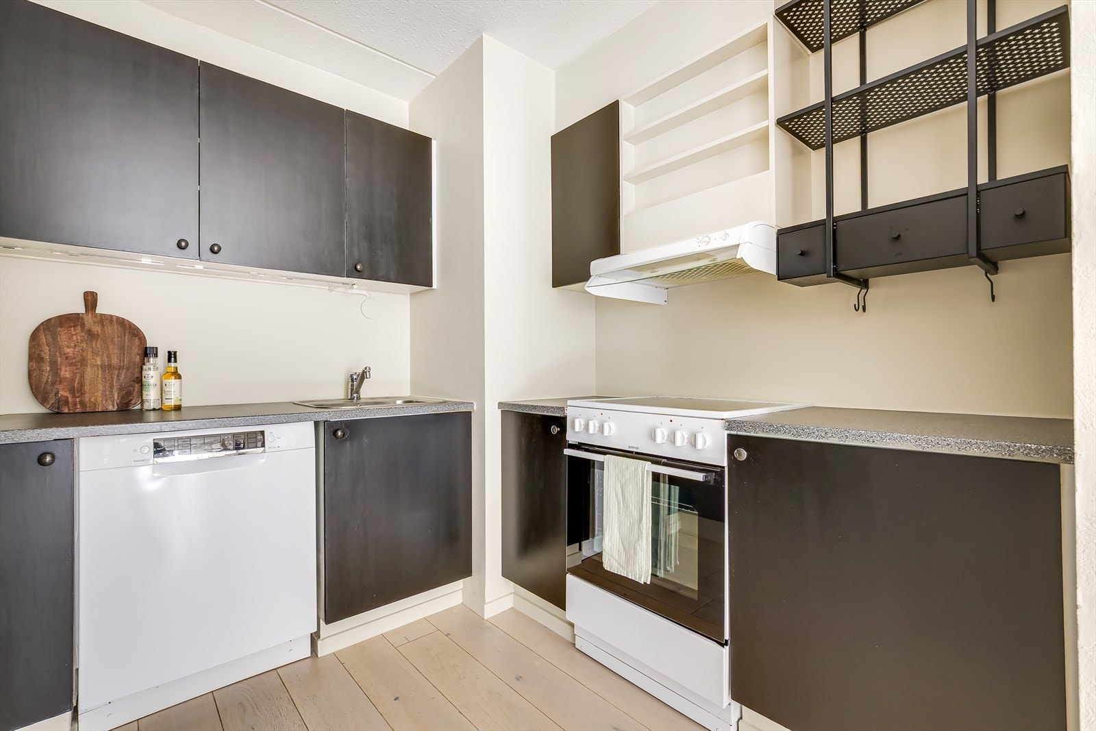 Innredningen består av flattmalte fronter og laminat benkeplate. Frittstående komfyr med keramisk platetopp (2020), oppvaskmaskin (2018) og kjøl/frys (ca. 2018). Galleribilde