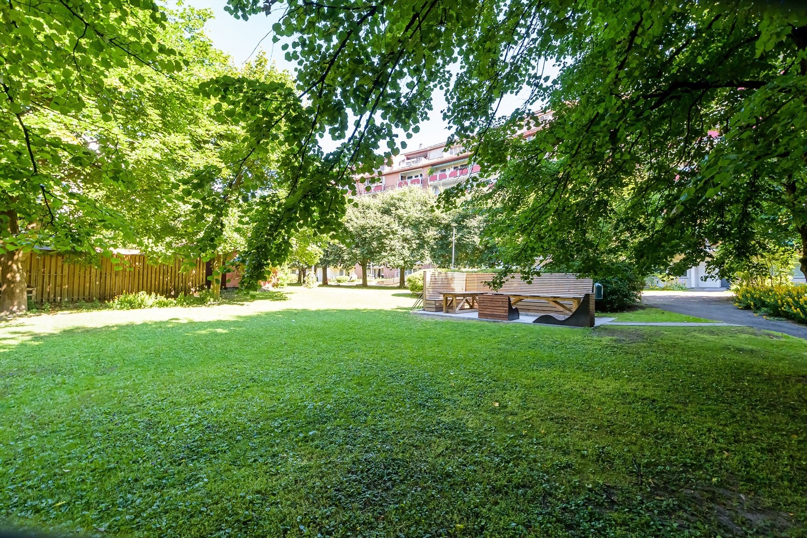 Store grøntarealer og sittegrupper hvor sommeren kan nytes til det fulle. Galleribilde