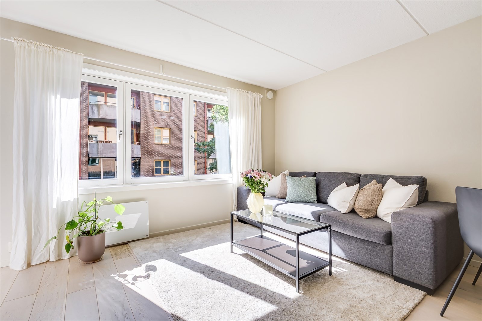 Rikelig med lysinnslipp fra store vindusflater. Galleribilde