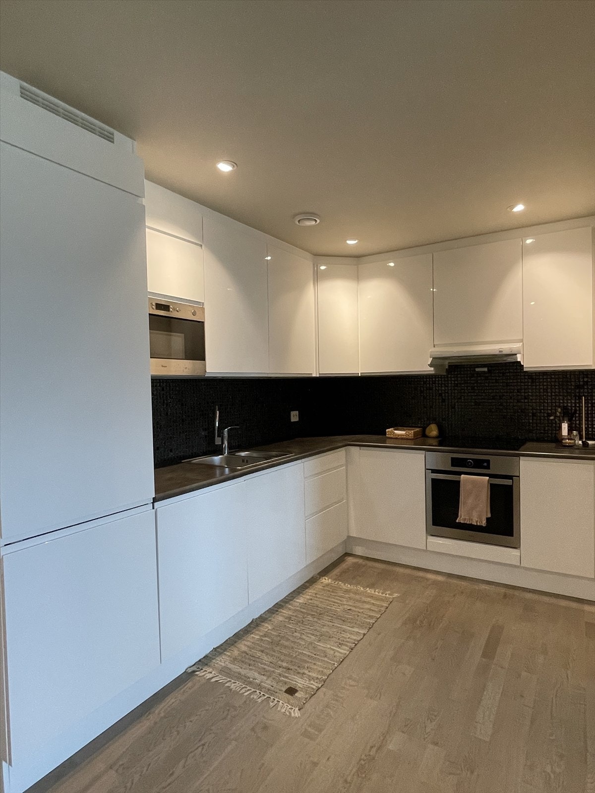 Flott kjøkken med integrerte hvitevarer Galleribilde