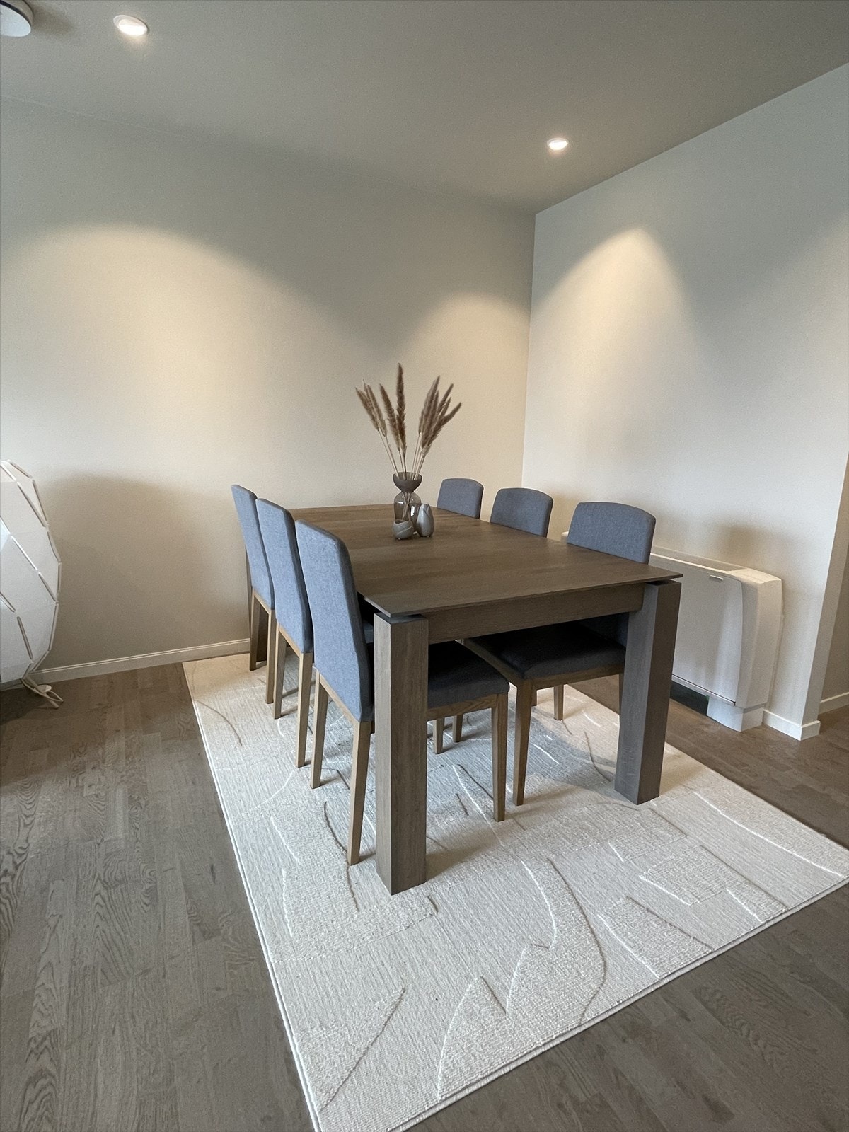 Romslig stue med god plass til en spisegruppe Galleribilde