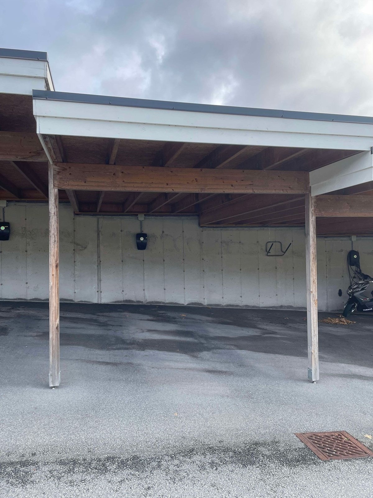 Parkering i carport med elbil-lader Galleribilde
