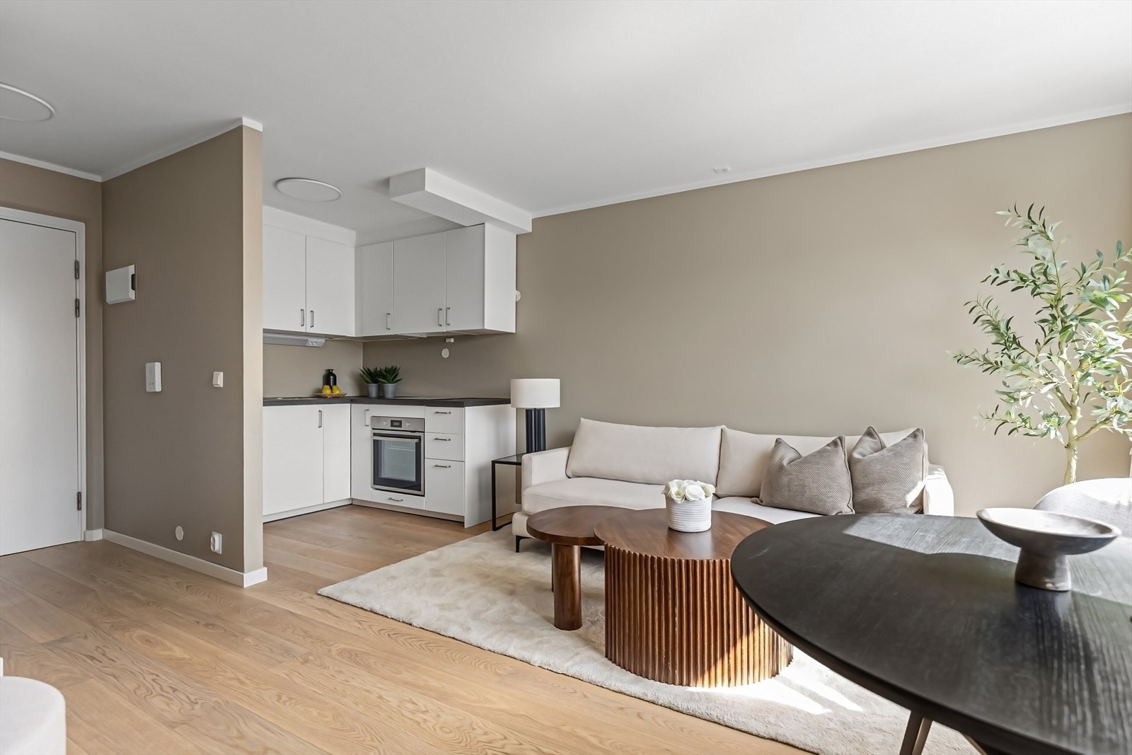 Leiligheten har nye gulv og ny kjøkkeninnredning Galleribilde