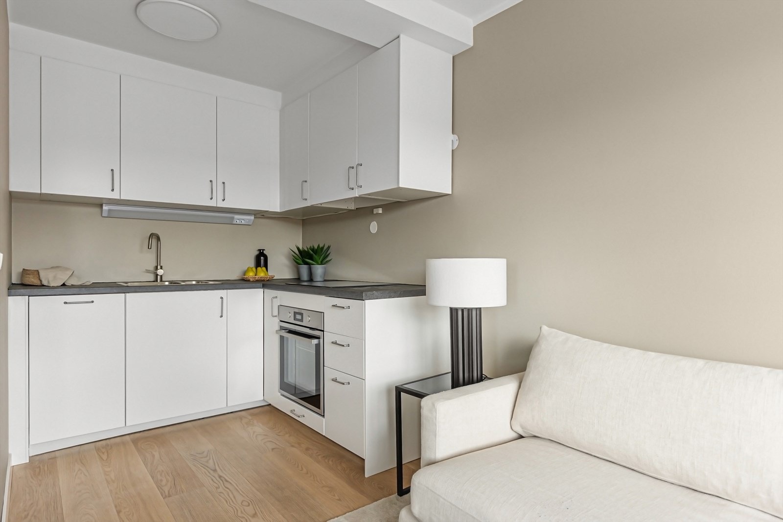 Pent kjøkken med god skap- og benkeplass Galleribilde