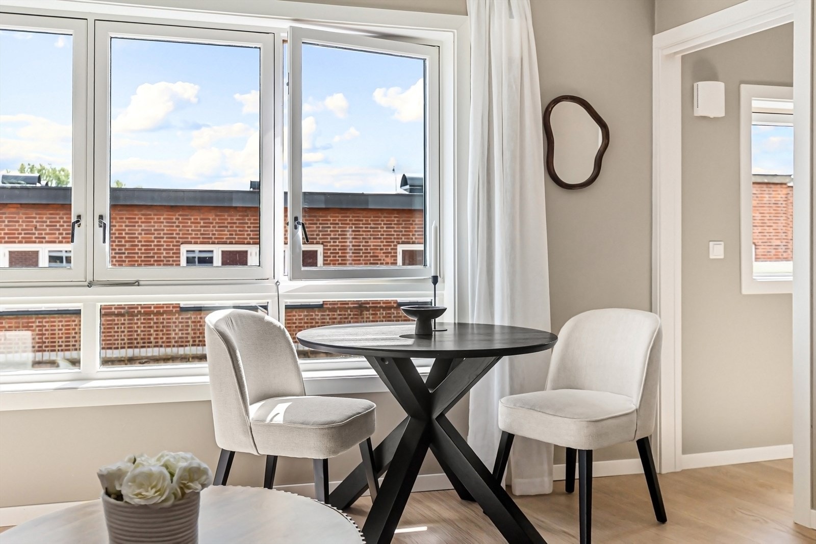 Plass til spisebord og stoler Galleribilde