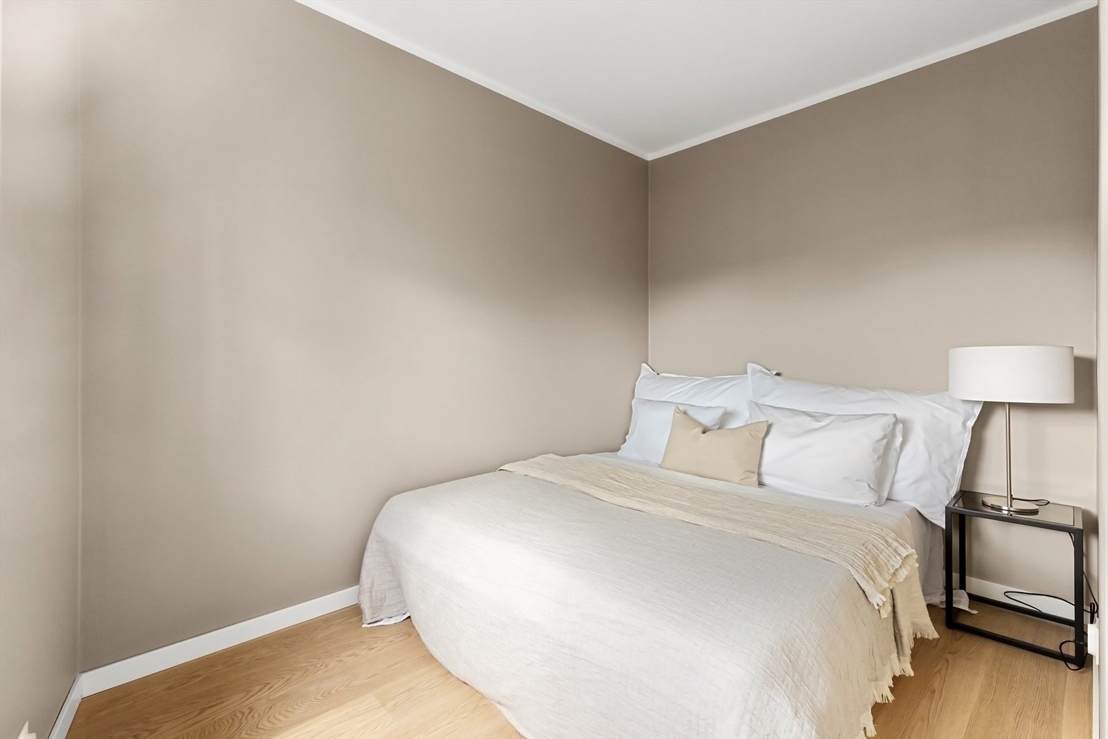 Soverom med plass til dobbeltseng Galleribilde