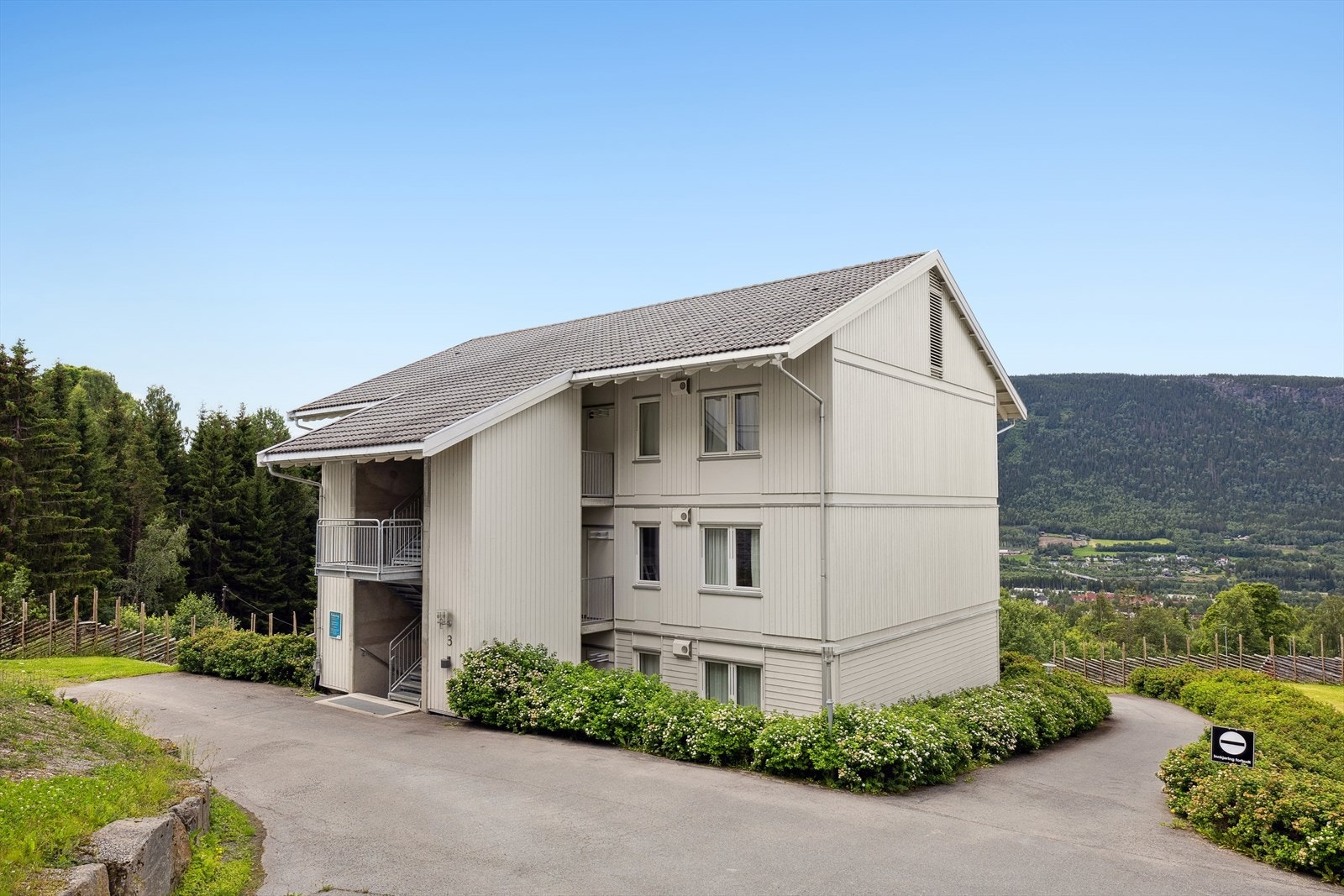 Sameiet har en felleseiet tomt som er pent opparbeidet med gressplen, støttemur og hekk. Galleribilde