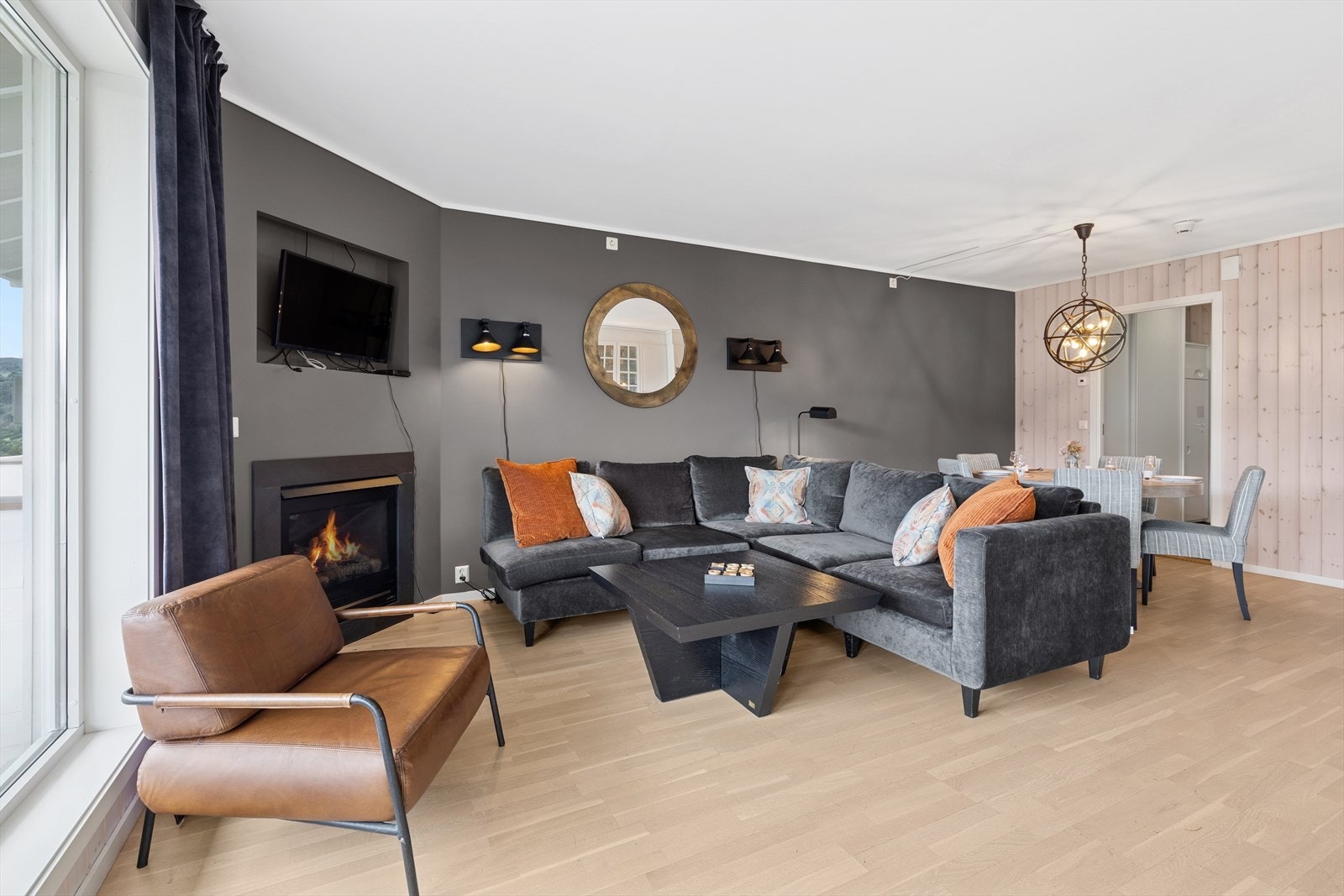 Stuen en kombinasjon av malt betong og panel på veggene, og parkett på gulvet. Galleribilde