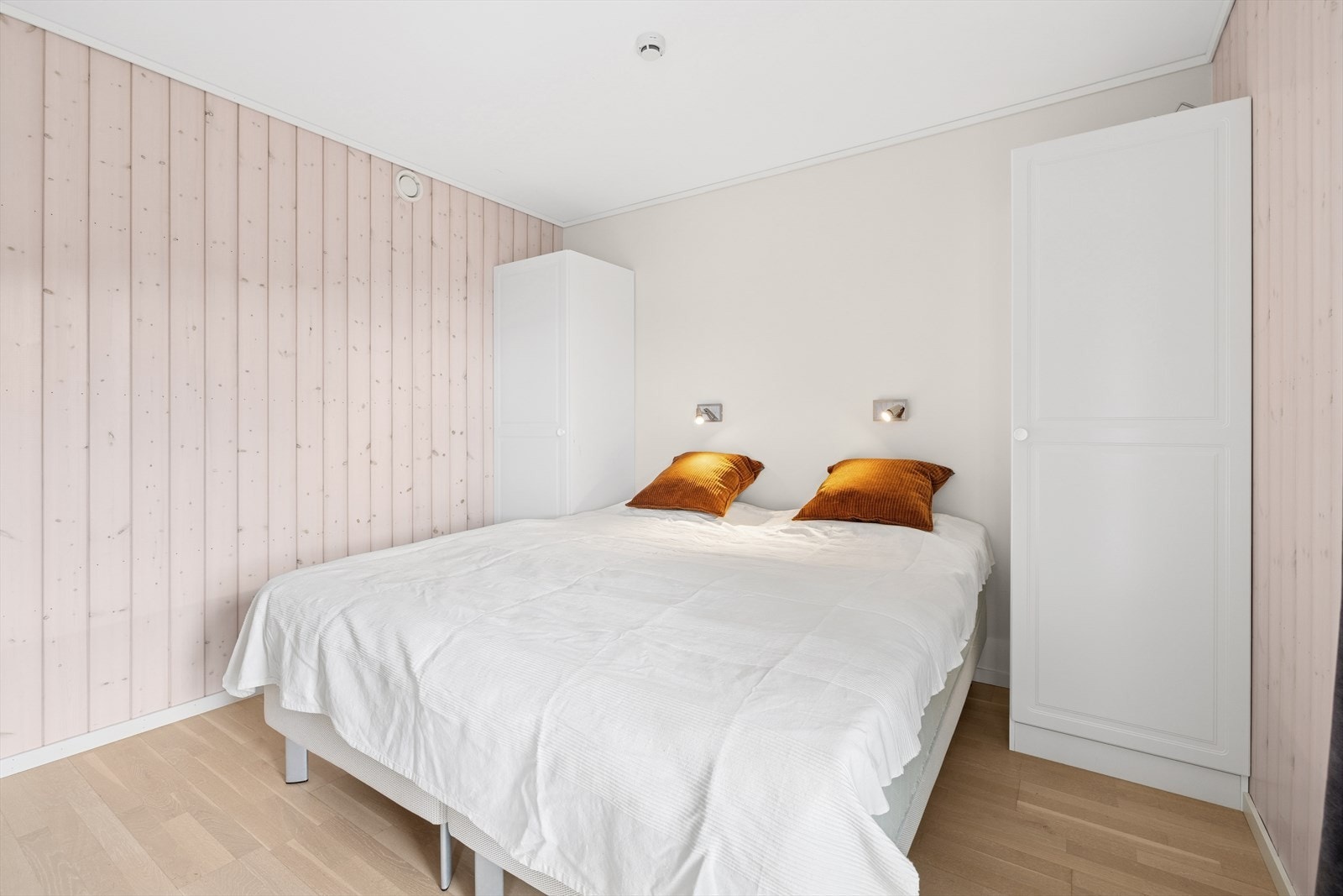 Leiligheten har tre gode soverom. Soverom én har god plass til en dobbeltseng og skap på hver side. Galleribilde