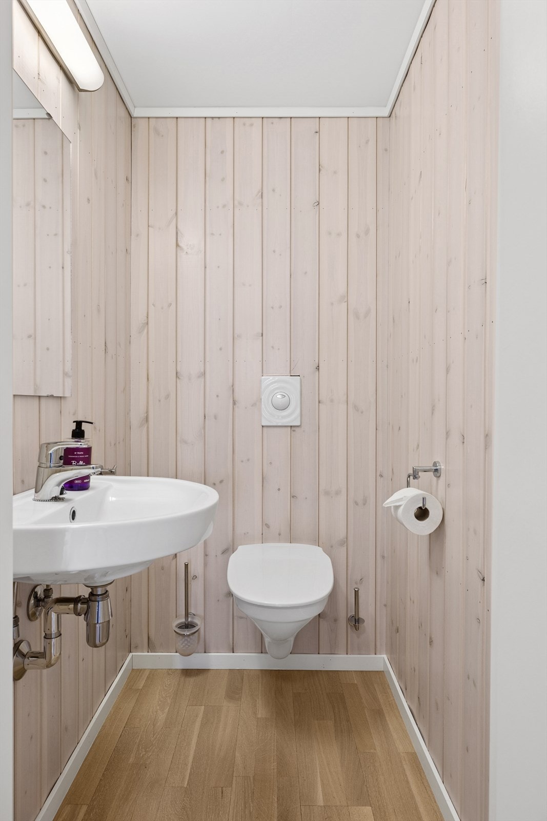 Toalettrommet er innredet med vask og vegghengt toalett. Det har mekanisk avtrekk, fra byggeår. Galleribilde