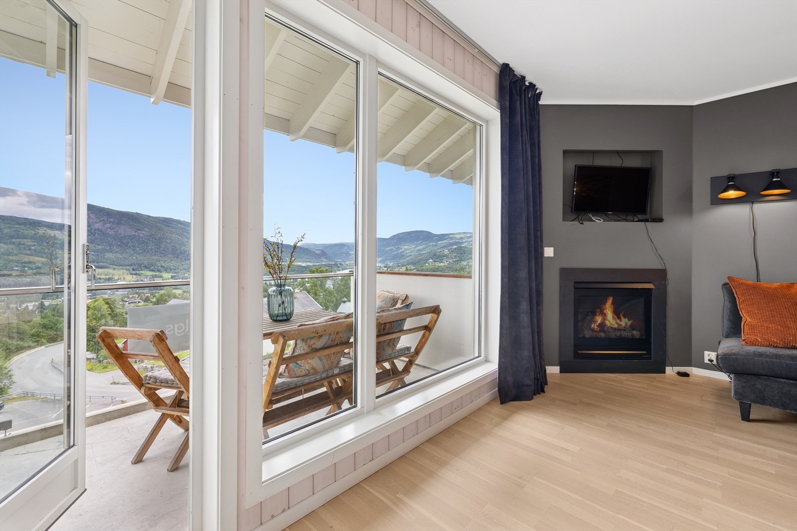 I stuen er det montert gasspeis, og det er direkte utgang til terrasse på ca. 5 kvm. Galleribilde