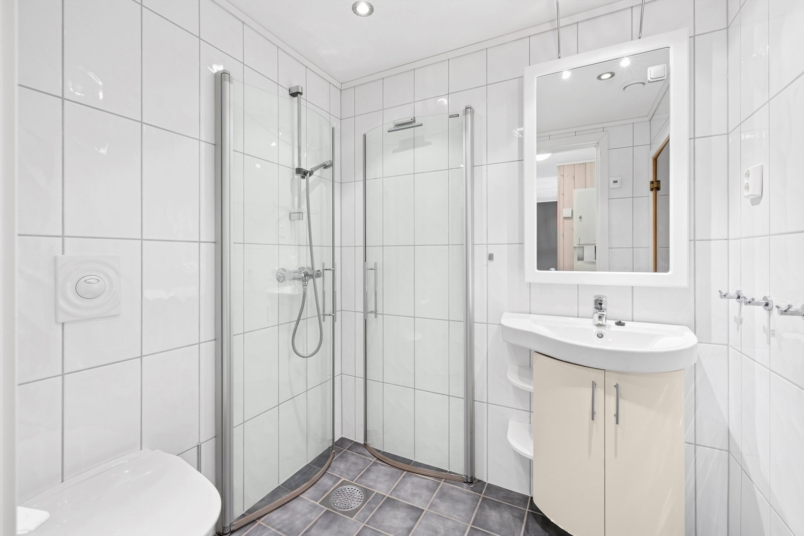 Baderommet fra byggeår er flislagt og har behagelig gulvvarme - Dusjvegger og vegghengt WC gir et moderne preg. Galleribilde