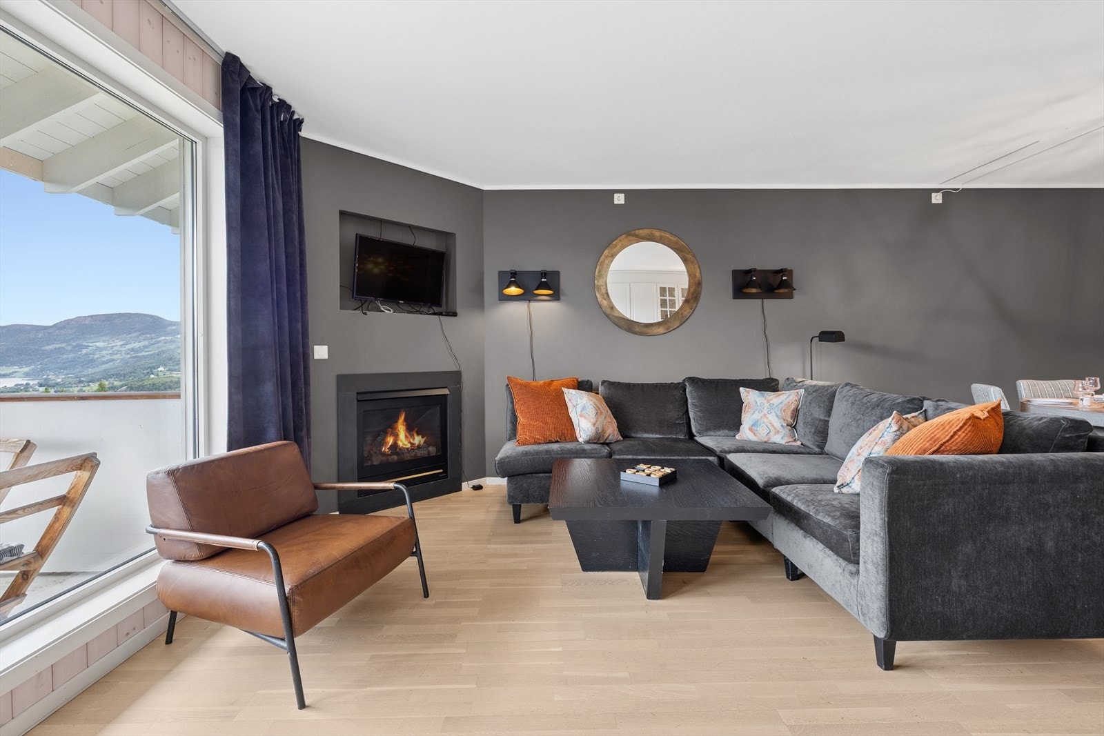 Det er god plass til en hjørnesofa og en veggmontert TV, slik at du kan innrede etter eget ønske. Galleribilde