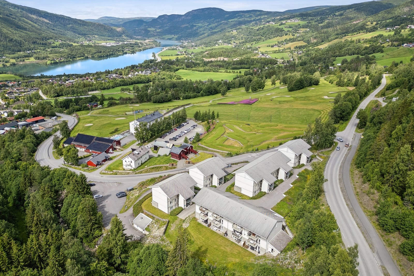 Leiligheten ligger rett ved Nermo Hotell i Øyer kommune. Galleribilde