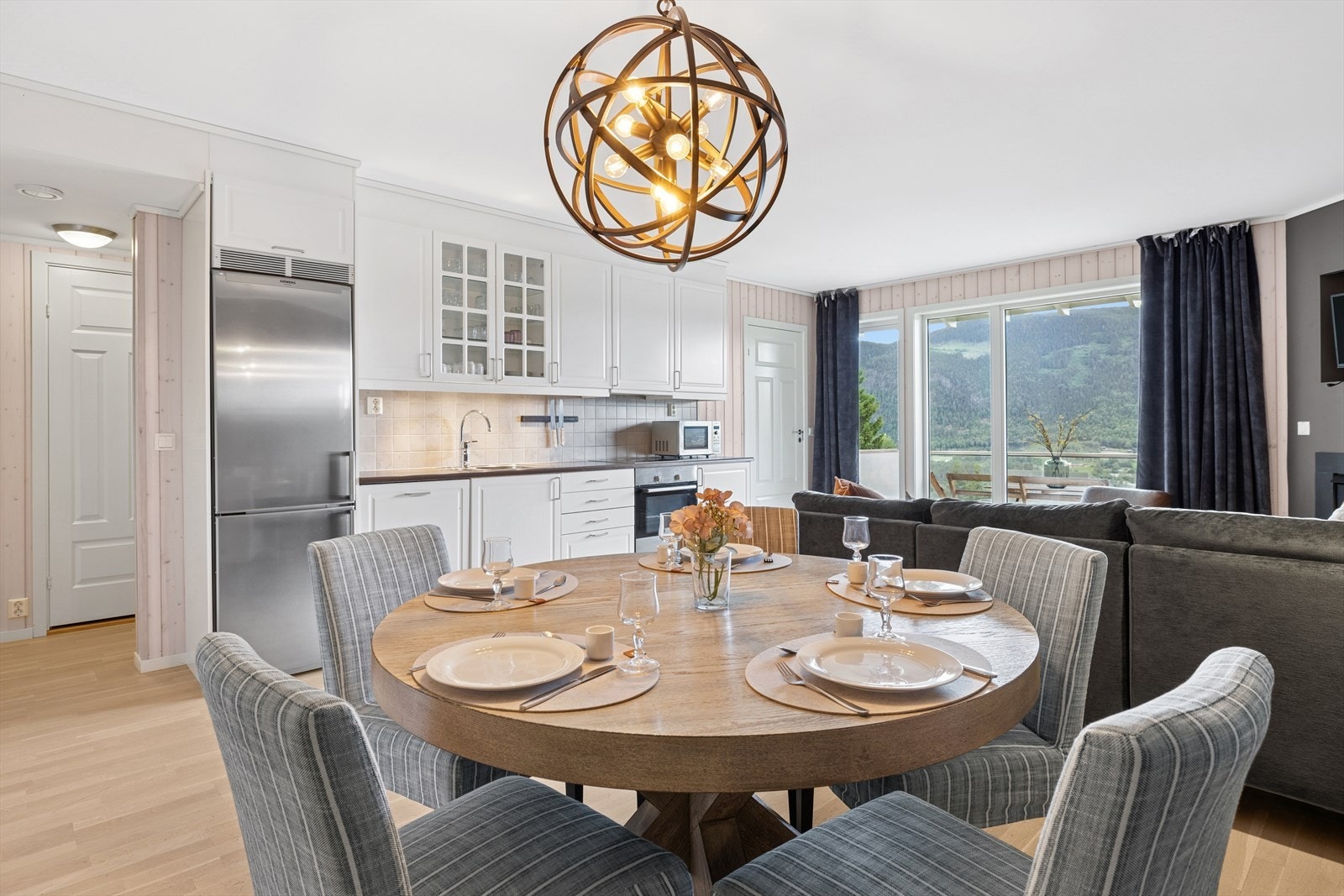 Det er også plass til et rundt spisebord, perfekt for gode måltider med venner og familie. Galleribilde