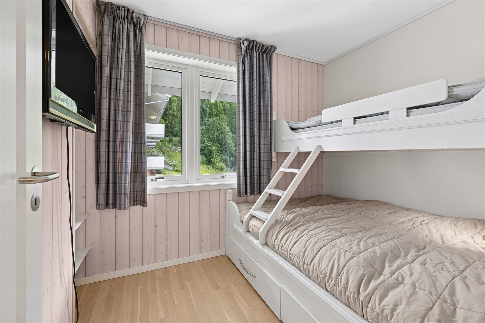 Soverom to kan enkelt innredes med køyesenger og et hjørne med hyller for oppbevaring. Galleribilde