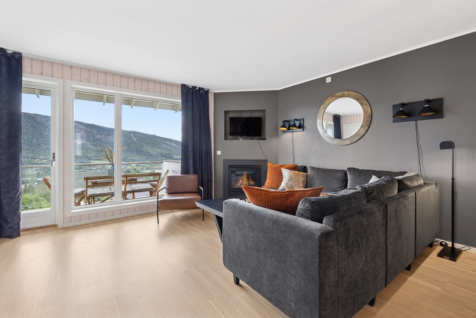 Leiligheten har for øvrig elektrisk oppvarming ved hjelp av panelovner. Det er varmekabler i badegulv. Galleribilde