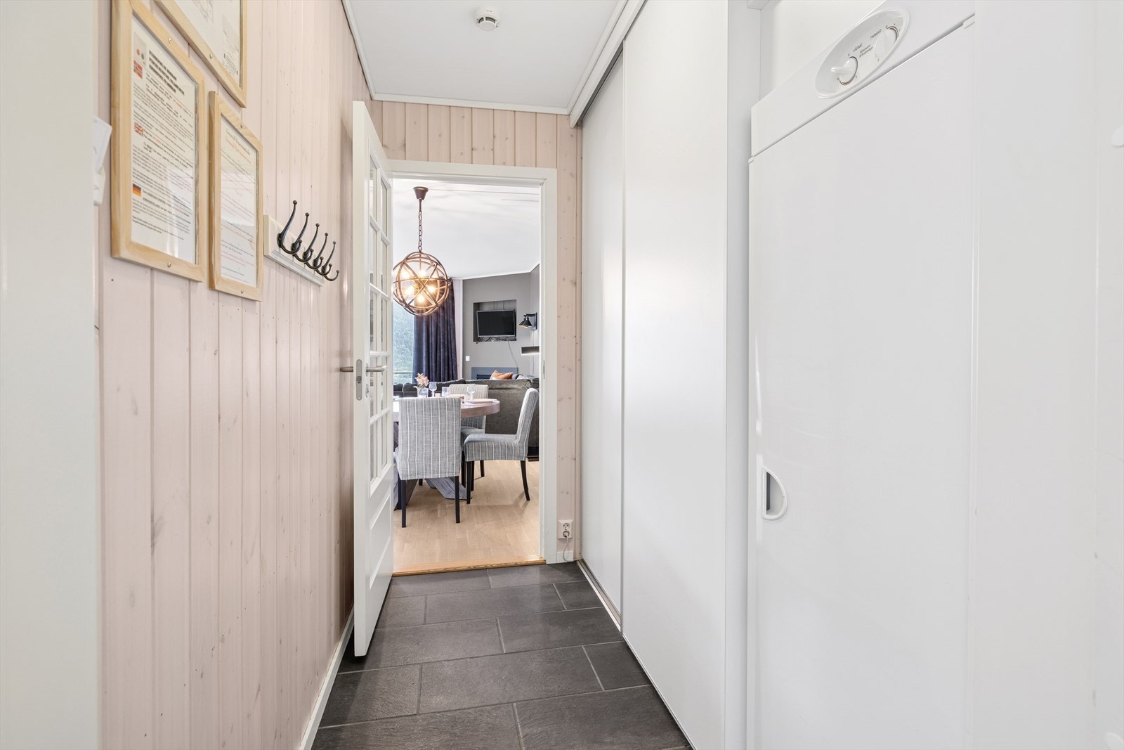 Velkommen inn - Skydevdørgarderobeskap med plass til oppheng av yttertøy og oppbevaring av sko. Galleribilde