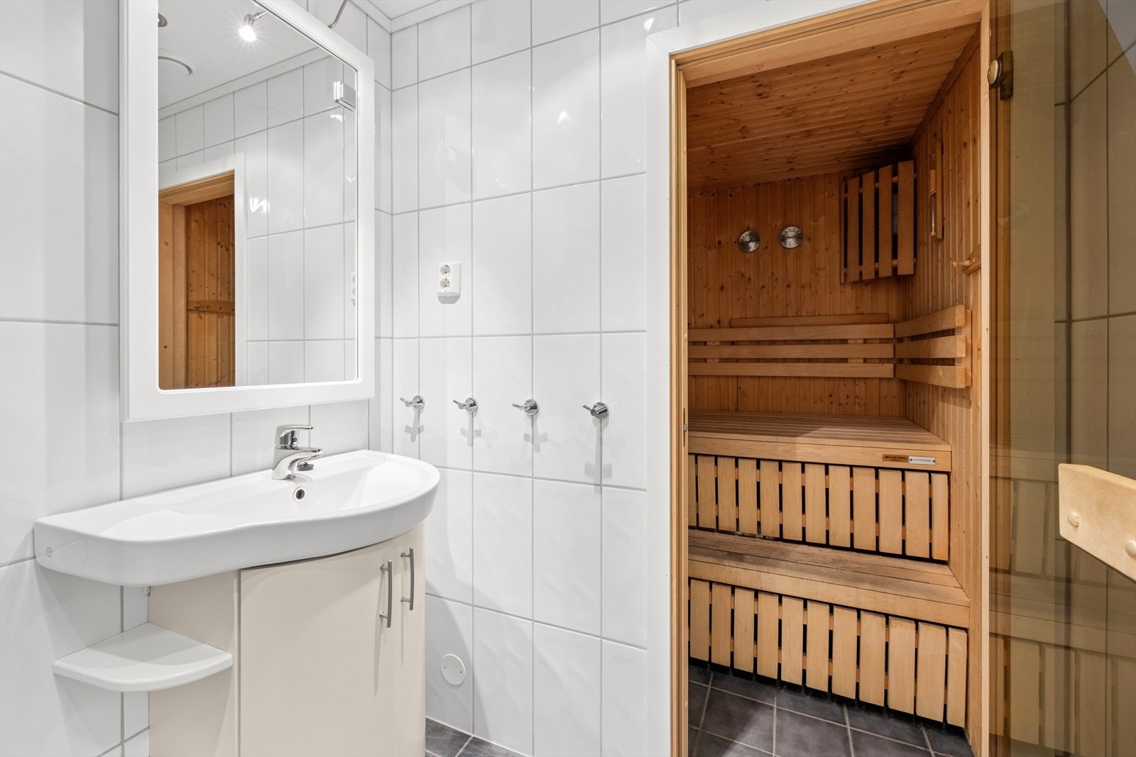 Det er utstyrt med en servant med underskap, samt et speil med tilhørende belysning. Galleribilde