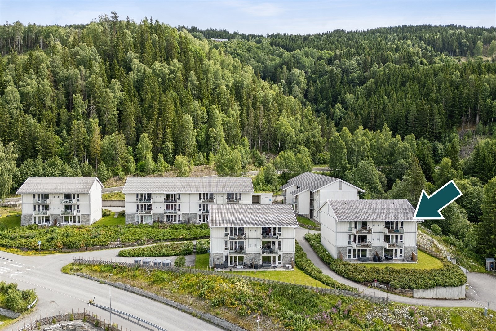 Lys og solrik 4-roms fritidsleilighet med badstue på Nermo. Leiligheten ligger i byggets tredje etasje med gode solforhold. Galleribilde