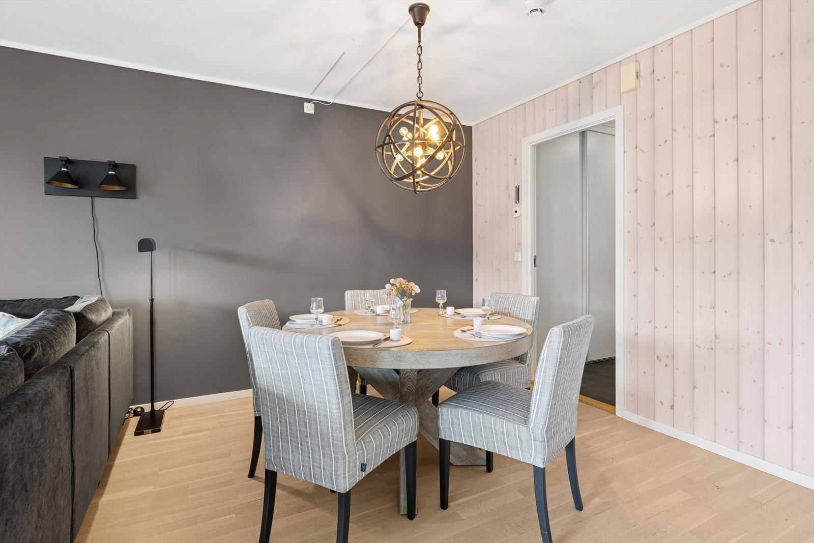 Spisebordet gir en sosial stemning, hvor man kan nyte lange middager og hyggelige samtaler. Galleribilde