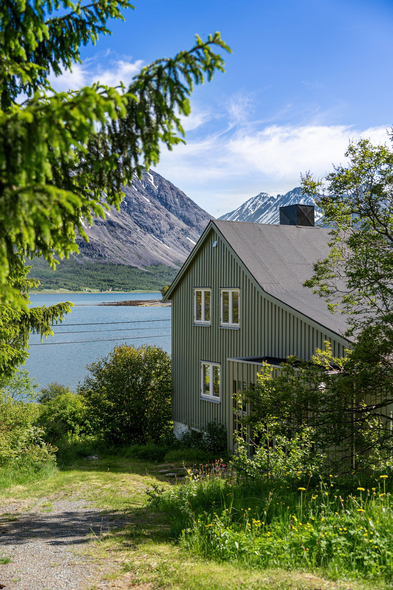 Tomten er på 141 dekar. Nydelig natur og fantastiske muligheter for friluftsliv og fiske.