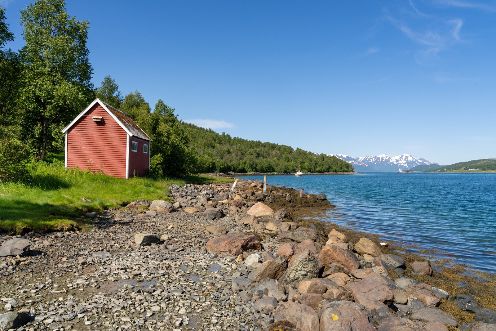 På sommerstid kan du ta båten ut av naustet og fiske i Ullsfjorden, eller fiske fra land i den populære straumen bare få kilometer fra huset.
