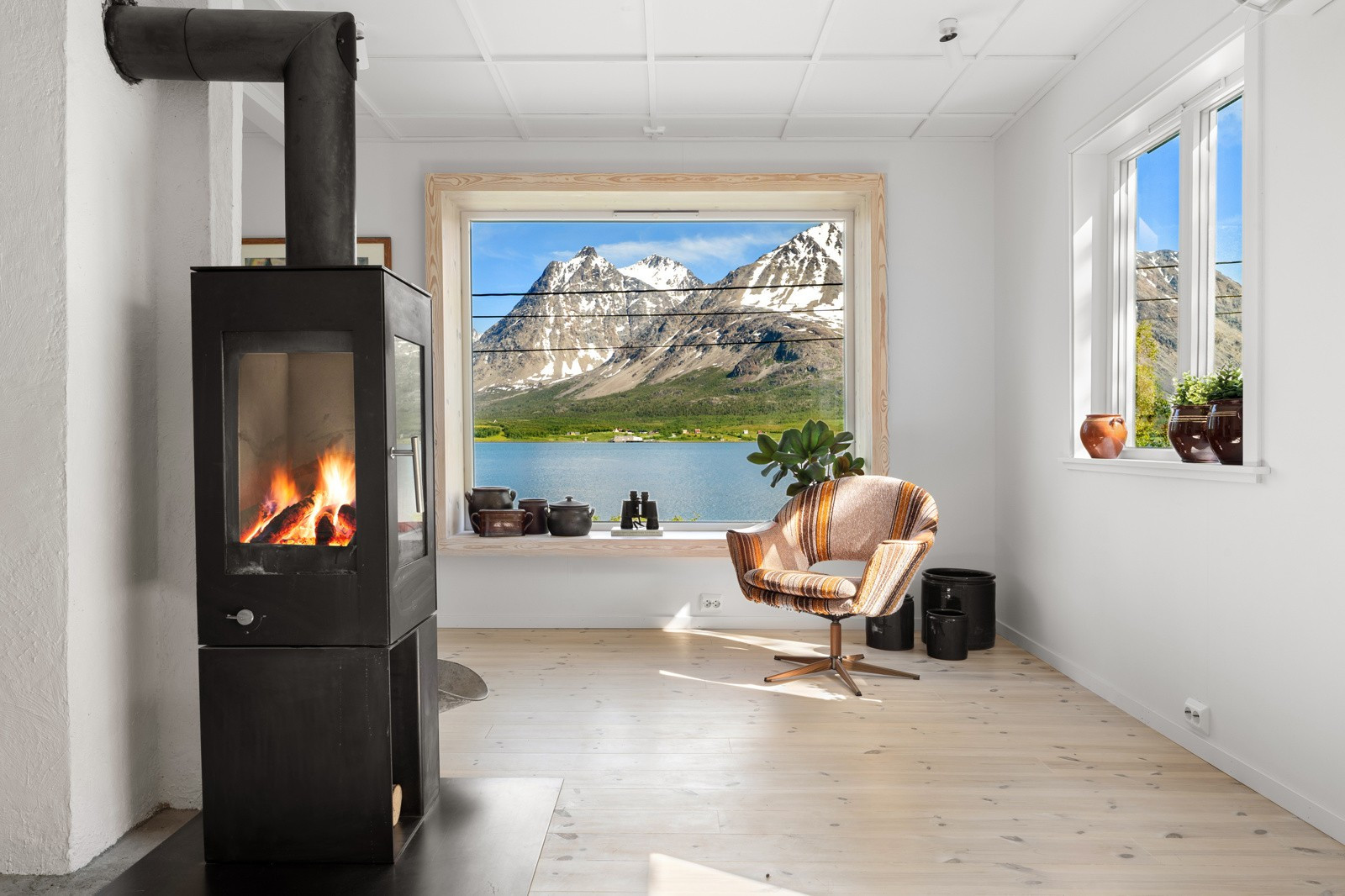 Stuen har fantastisk utsikt mot de majestetiske Lyngenfjellene.