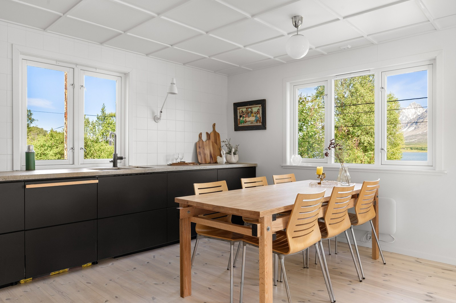 God plass til stort spisebord hvor du kan invitere venner og familie.