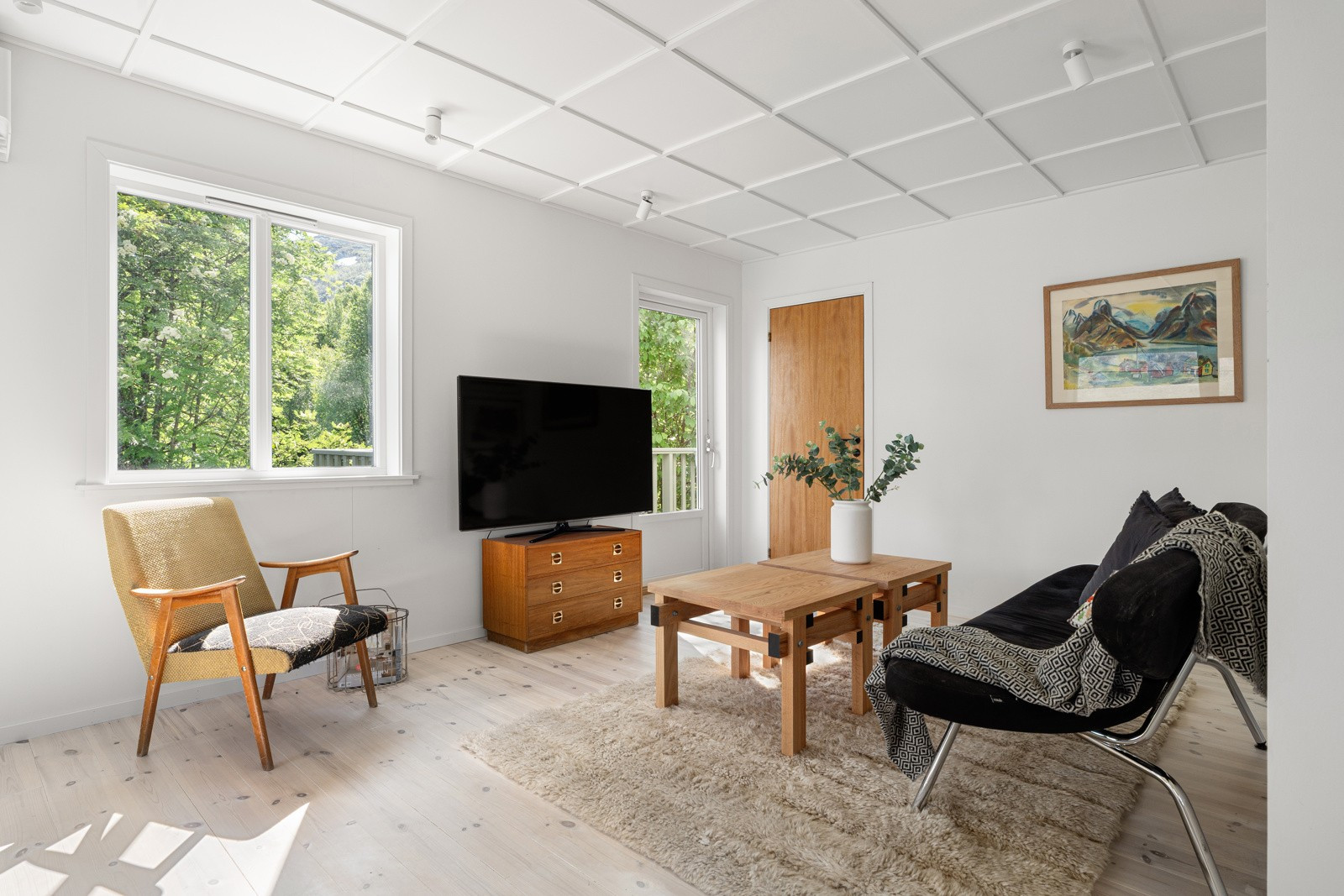 Romslig stue med flere innredningsmuligheter.