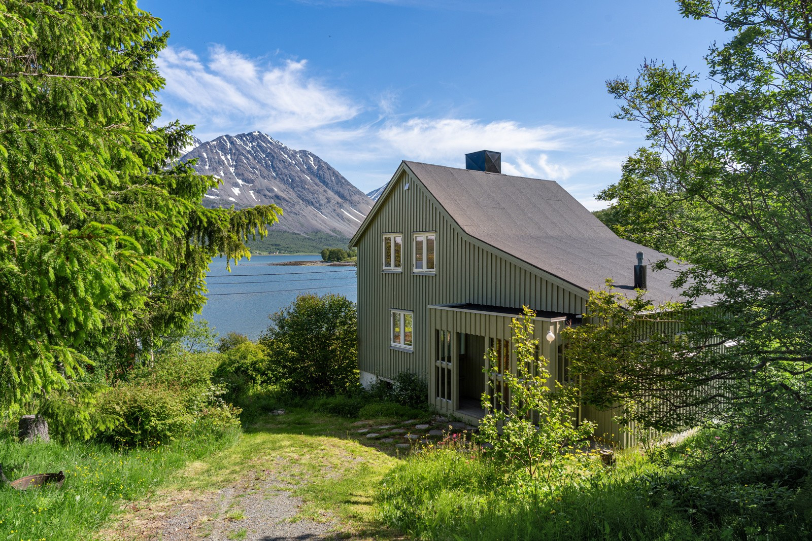 Gården består av hovedhus, eldre naust og sjå/lager med hems. Fjæra har båtstø.