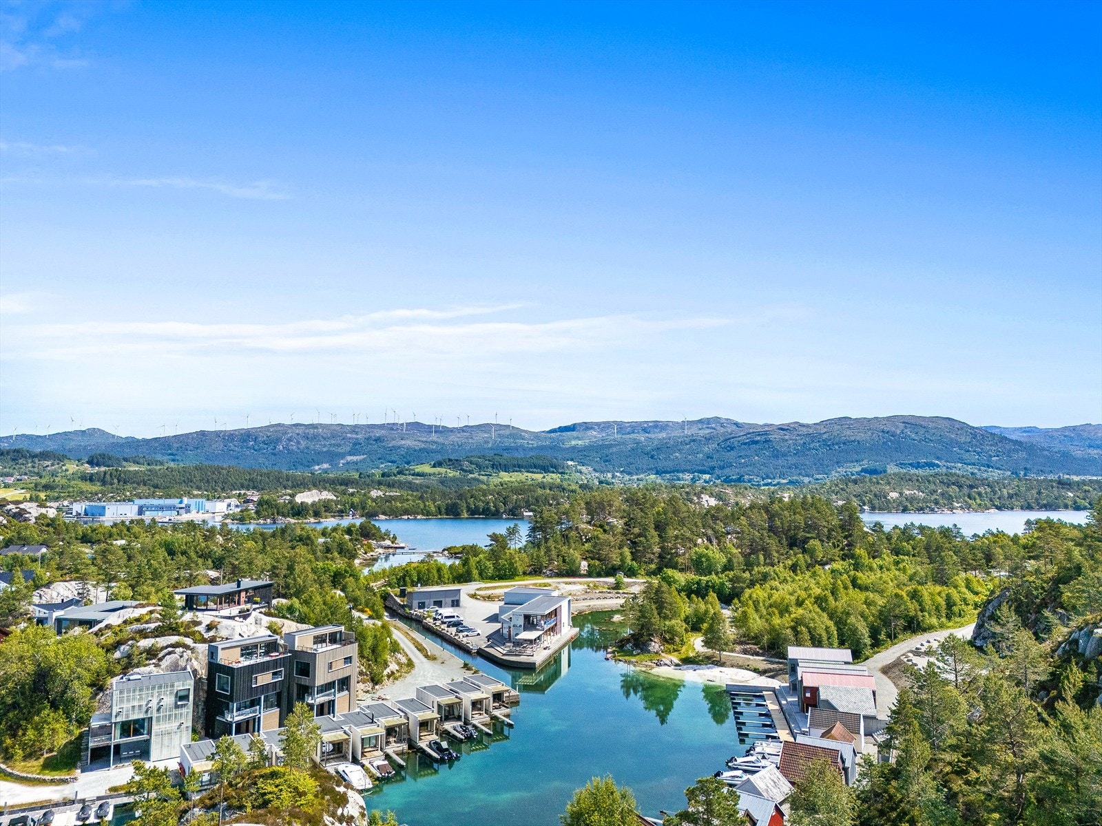 Kort gange ned til Vesthaugane Brygge og til PS Bryggekafe, mikrobryggeri og såpefabrikk Galleribilde