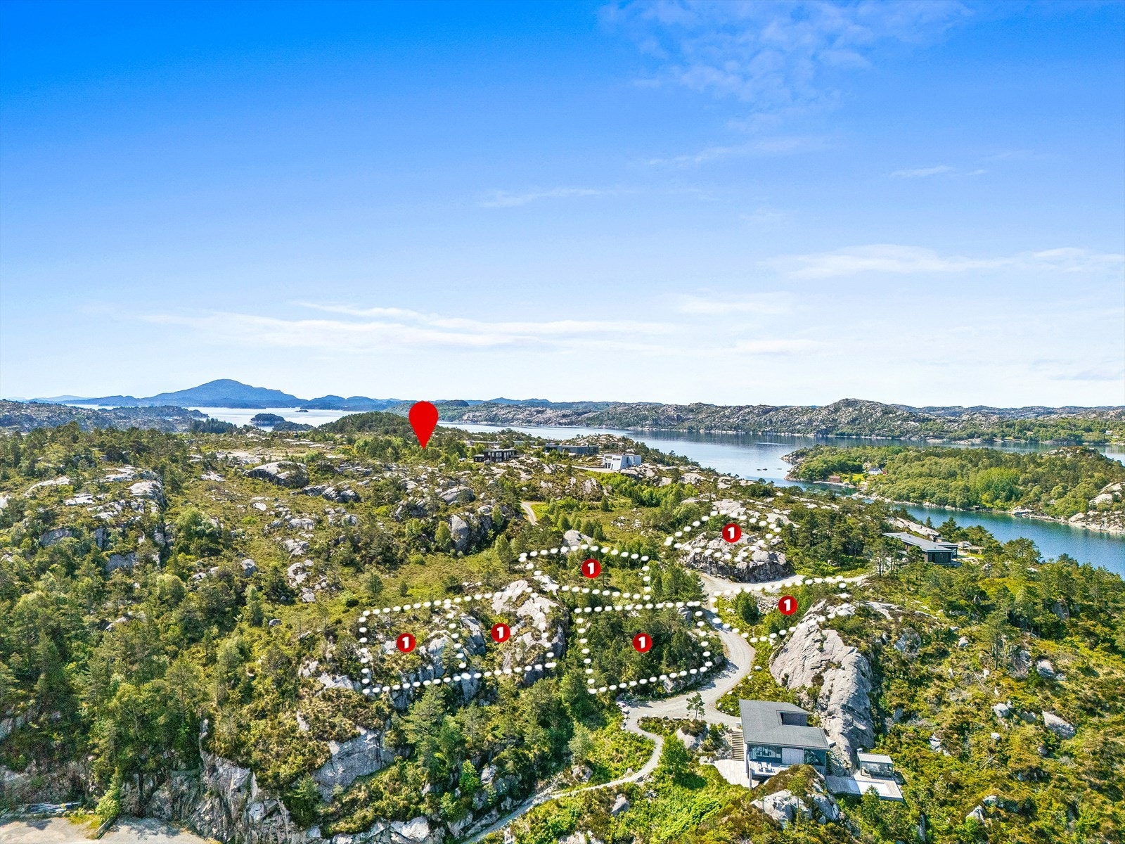 3 stk. fradelte tomter + 3 stk. ikke fradelte tomter + 2 tomter helt i bakre del av bildet ved markør Galleribilde