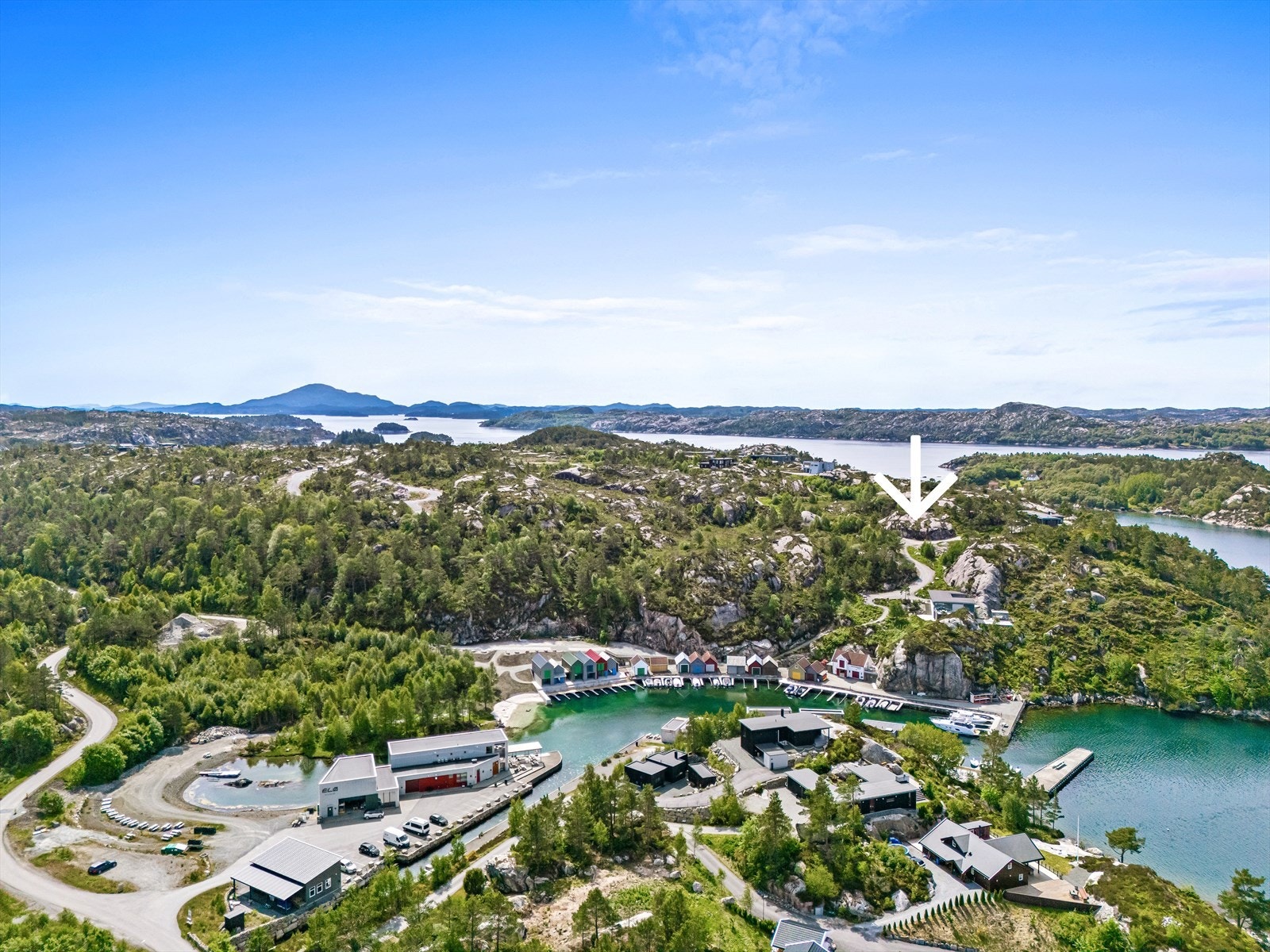Fra tomteområdet er det gangvei ned til Vesthaugane Brygge og Port Steingard Galleribilde