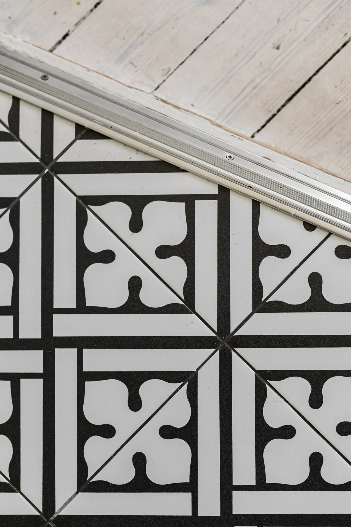 Sjarmerende fliser i overgang med det originale tregulvet. Galleribilde