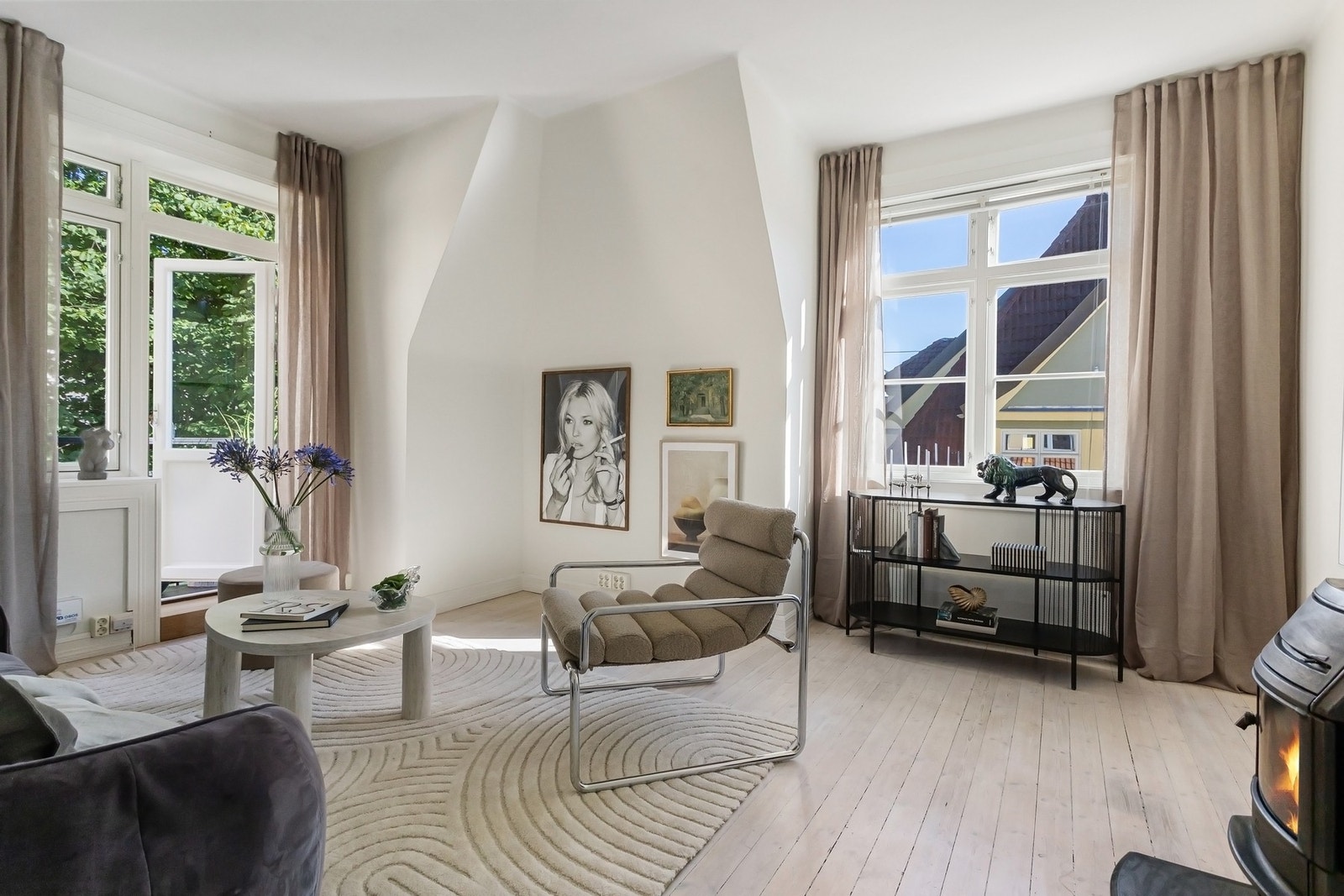 Fantastisk lysinnslipp i stuen fra to himmelretninger. Galleribilde