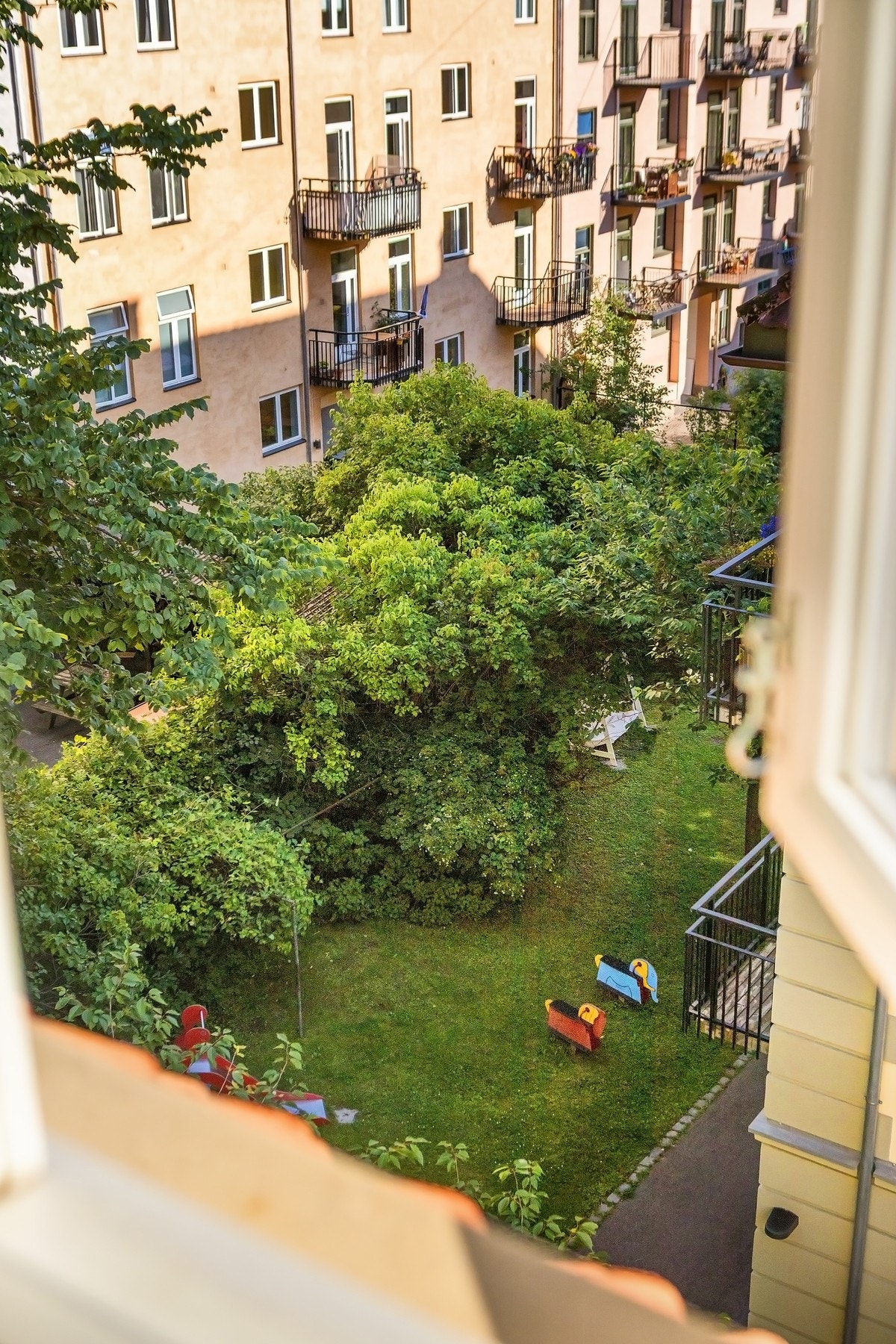 Utsyn over borettslagets felles hage. Galleribilde