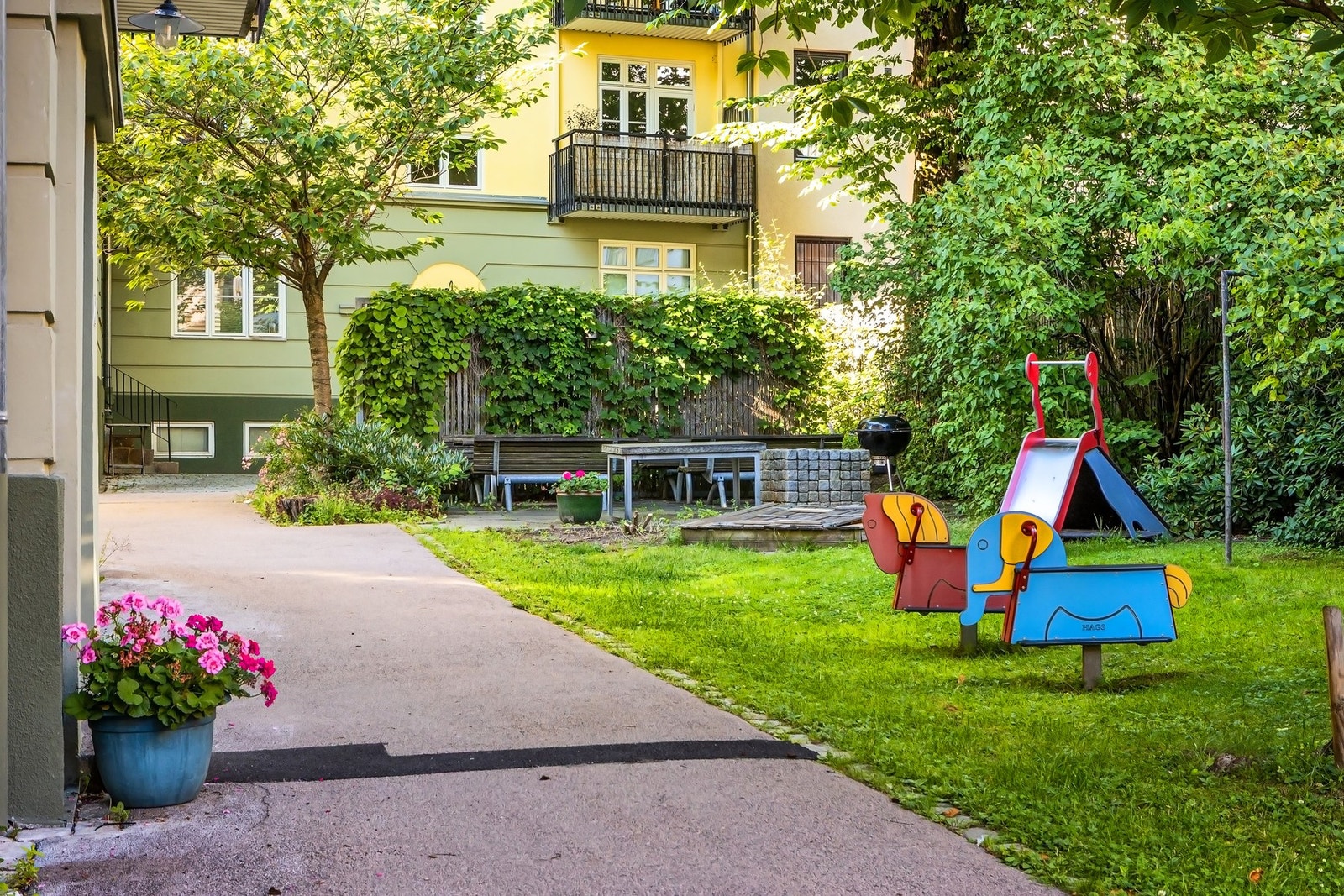 Fantastiske grøntarealer til disposisjon for beboerne. Galleribilde