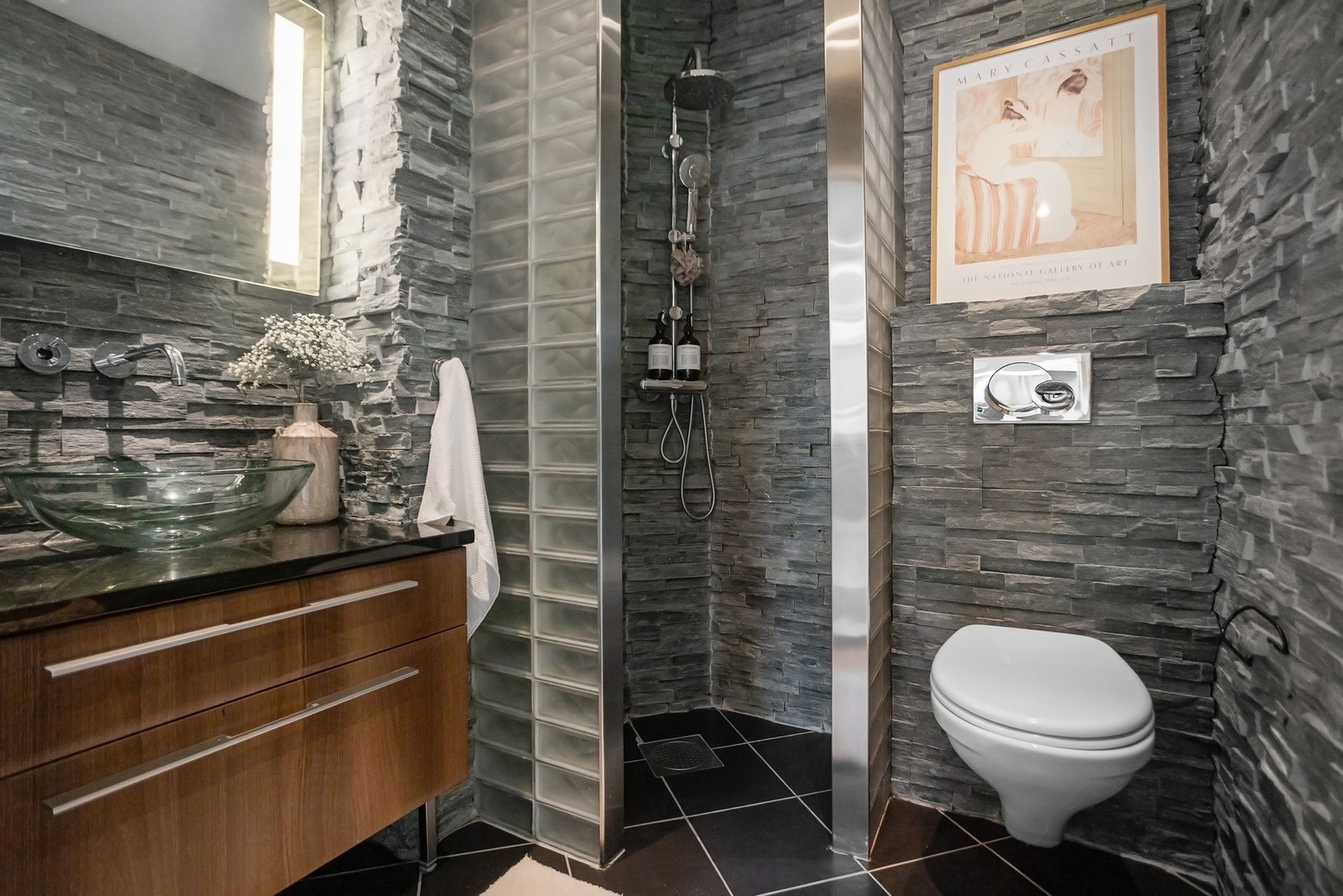 Moderne baderom med vegghengt wc og innebygde servantarmaturer. Galleribilde